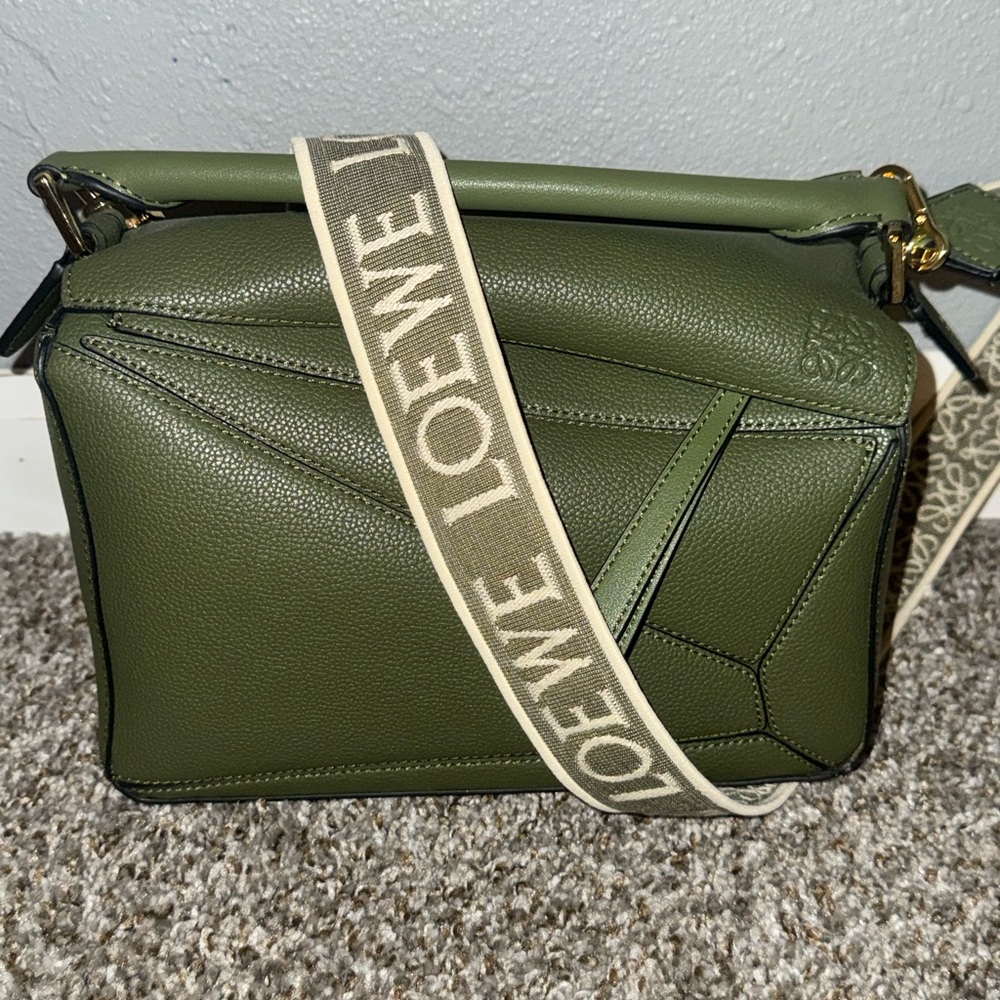 Green Shoulder Bag with Modern Design